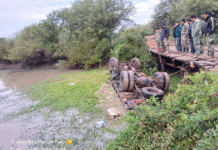 Camión militar cae de precario puente: reportan un fallecido y varios heridos