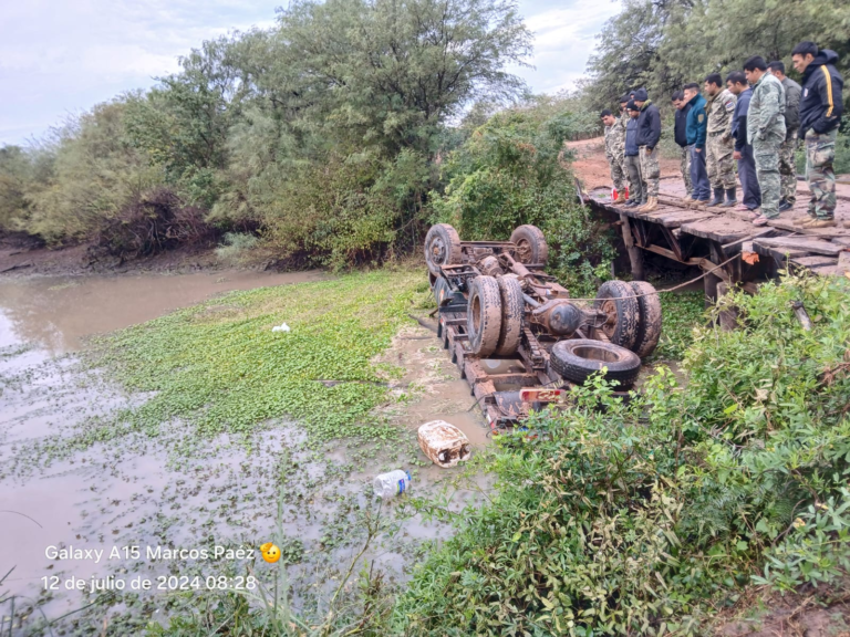 Camión militar cae de precario puente: reportan un fallecido y varios heridos