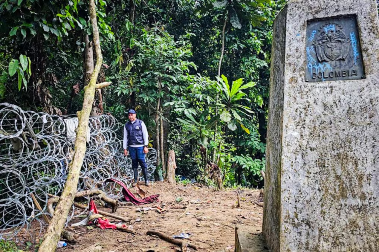 Panamá coloca alambres de púas para frenar paso de migrantes Panamá coloca alambres de púas para frenar paso de migrantes