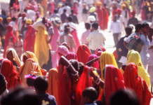 Tragedia en la India: decenas de personas mueren aplastadas durante estampida