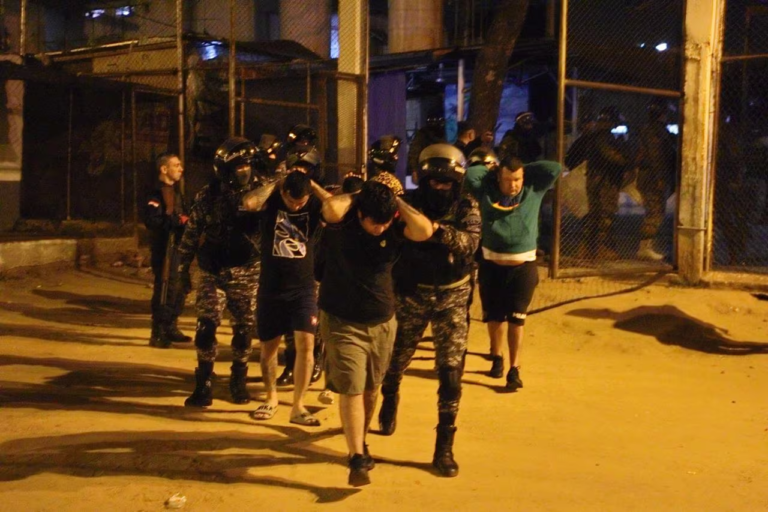 Trasladan a 22 presos de alta peligrosidad al penal de Minga Guazú