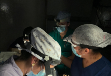 Realizan con éxito cirugía de trasplante capilar a niña de 6 años