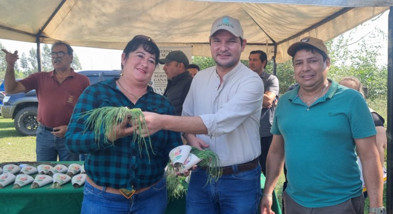 EBY entrega plantines de cebolla en la compañía de Valle Apu’a, Ñeembucú, para apoyar la diversificación productiva agrícola