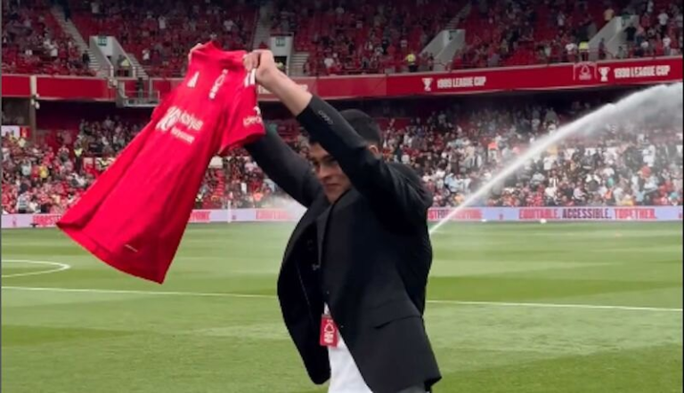 Así fue la presentación de Ramón Sosa ante los hinchas del Nottingham Forest Así fue la presentación de Ramón Sosa ante los hinchas del Nottingham Forest