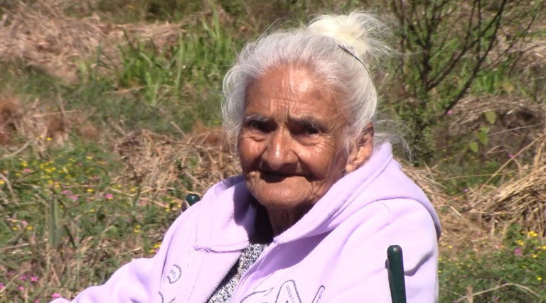 Abuelita de 94 años quiere reconstruir su casilla incendiada por inadaptados