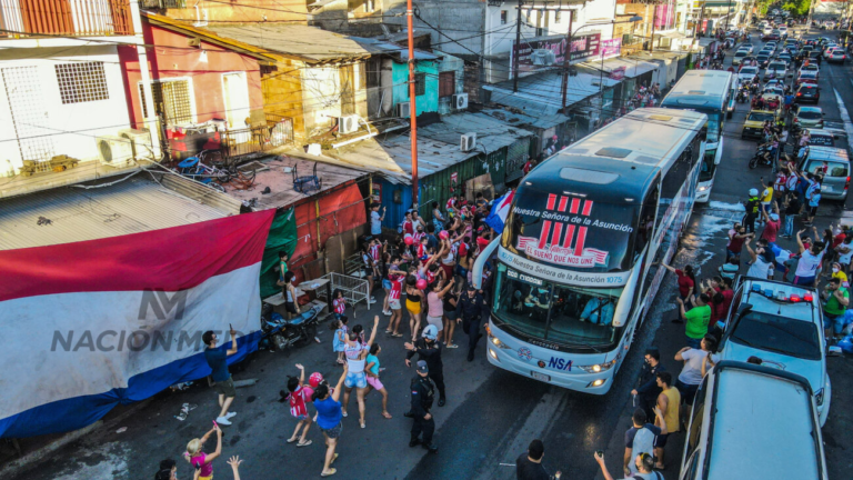 Reencuentro especial: El bus de la Albirroja pasará por el Mercado 4