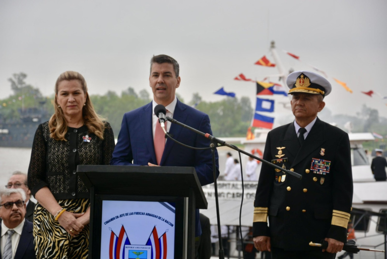 Yate presidencial es trasformado en buque hospital para atender la salud de comunidades ribereñas Yate presidencial es trasformado en buque hospital para atender la salud de comunidades ribereñas