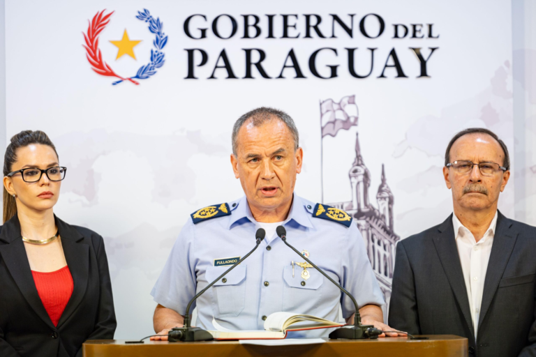 Gobierno anuncia llegada de avión hidrante para sumarse al combate a incendios en el Chaco Gobierno anuncia llegada de avión hidrante para sumarse al combate a incendios en el Chaco