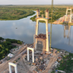 El puente de la Bioceánica se eleva sobre el río Paraguay