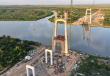 El puente de la Bioceánica se eleva sobre el río Paraguay