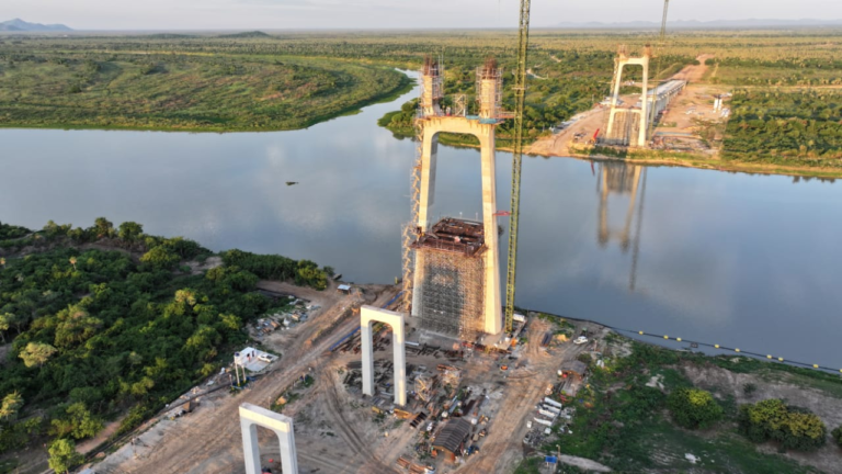 El puente de la Bioceánica se eleva sobre el río Paraguay