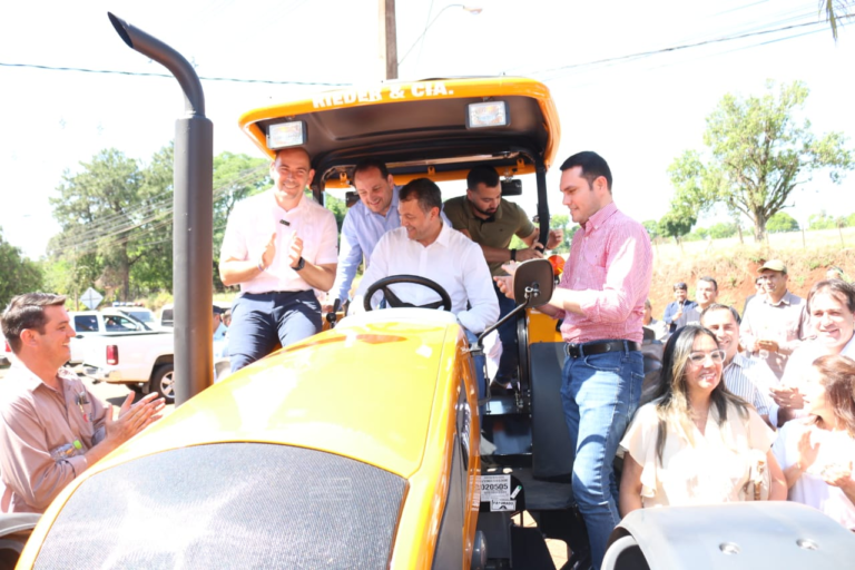 ENTREGA DE TRACTOR AGRÍCOLA CON SUS IMPLEMENTOS A PRODUCTORES DEL DISTRITO DE CAMBYRETA