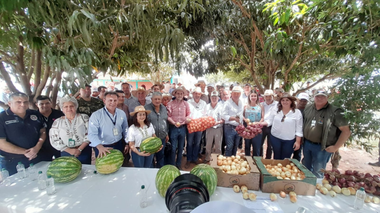 ENTREGA DE TRACTOR AGRÍCOLA IMPULSA LA PRODUCCIÓN DE PAPA, SANDIA Y CEBOLLA EN SAN PEDRO DEL PARANÁ