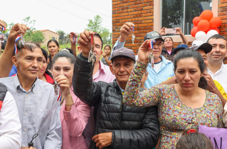 Familias de comunidades de San Pedro acceden a más de 70 viviendas sociales