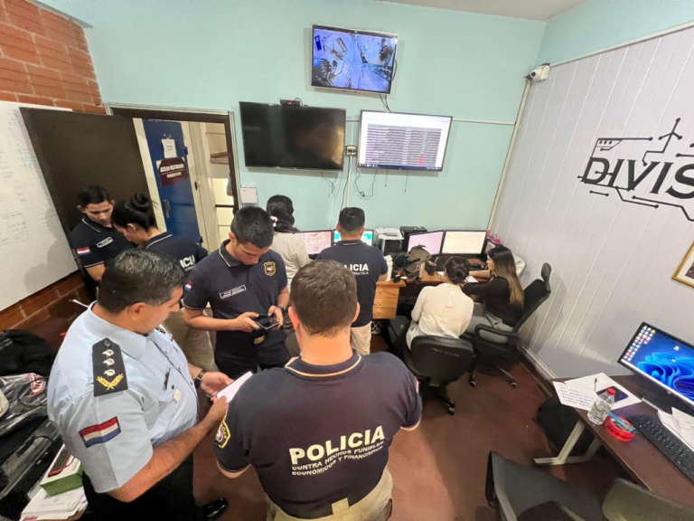 Imputan a policía que habría borrado 7 órdenes de captura de un hombre