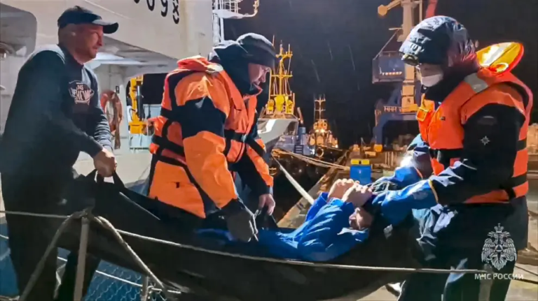 Un hombre sobrevive más de dos meses en un bote inflable a la deriva junto a los cuerpos de su hermano y su sobrino Un hombre sobrevive más de dos meses en un bote inflable a la deriva junto a los cuerpos de su hermano y su sobrino