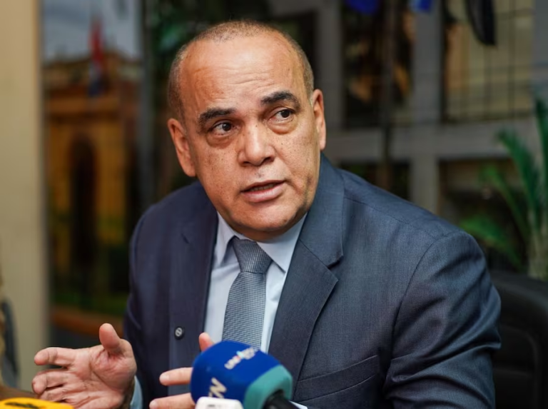 Núñez anuncia cambios “radicales” en el Senado: de 250 direcciones se reducirá a 30 Núñez anuncia cambios “radicales” en el Senado: de 250 direcciones se reducirá a 30