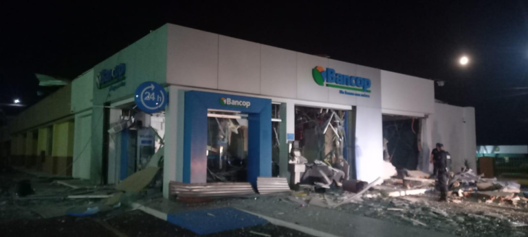 Banda de asaltantes detona una sede bancaria en Naranjal