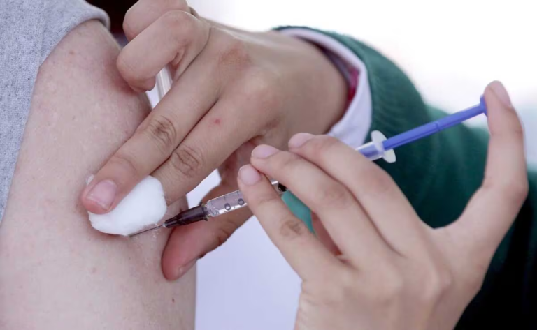 Destacan vacunación de varones contra el VPH