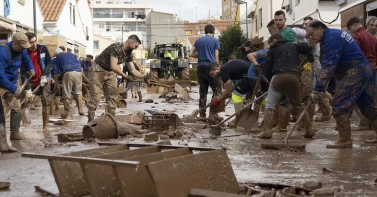 El gobierno no está haciendo nada. Solo la gente joven nos está ayudando: la indignación por la insuficiente ayuda en la tragedia en España El gobierno no está haciendo nada. Solo la gente joven nos está ayudando: la indignación por la insuficiente ayuda en la tragedia en España