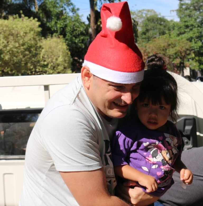 EL ESPÍRITU DE NAVIDAD LLEGÓ CON PAPÁ NOEL AL BARRIO SAN PEDRO