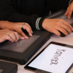 Paraguay se vuelve pionero en implementación de pantallas gráficas táctiles inteligentes para estudiantes invidentes