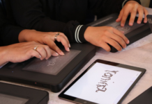 Paraguay se vuelve pionero en implementación de pantallas gráficas táctiles inteligentes para estudiantes invidentes