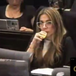Congresista colombiana pide disculpas por vapear en plenaria de la Cámara de Representantes