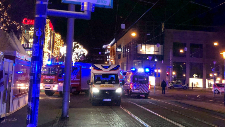 El conductor de un BMW chocó a gran velocidad contra un mercado navideño en Magdeburgo, hiriendo a decenas de personas.