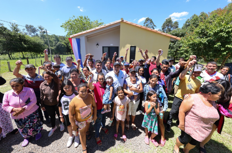 En San Pedro del Paraná, 68 familias recibieron las llaves de sus nuevos hogares En San Pedro del Paraná, 68 familias recibieron las llaves de sus nuevos hogares
