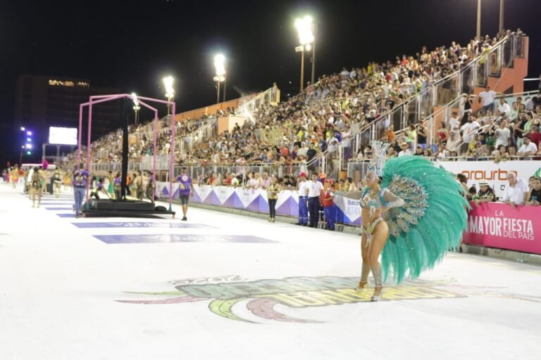 Más de 12 mil personas vibraron en la primera noche del Carnaval Encarnaceno Más de 12 mil personas vibraron en la primera noche del Carnaval Encarnaceno