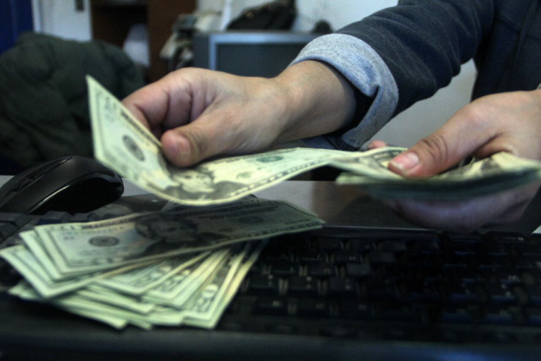 Dólar arrancó el año con aumento de 70 puntos
