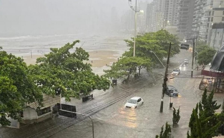 Brasil: intensas lluvias provocan inundaciones en Camboriú