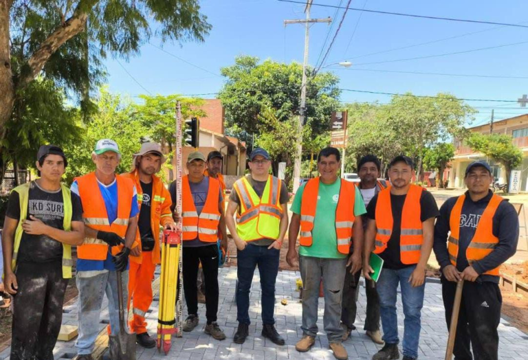 Ofrecen charla sobre salud ocupacional a trabajadores de obras urbanas en el sur del país