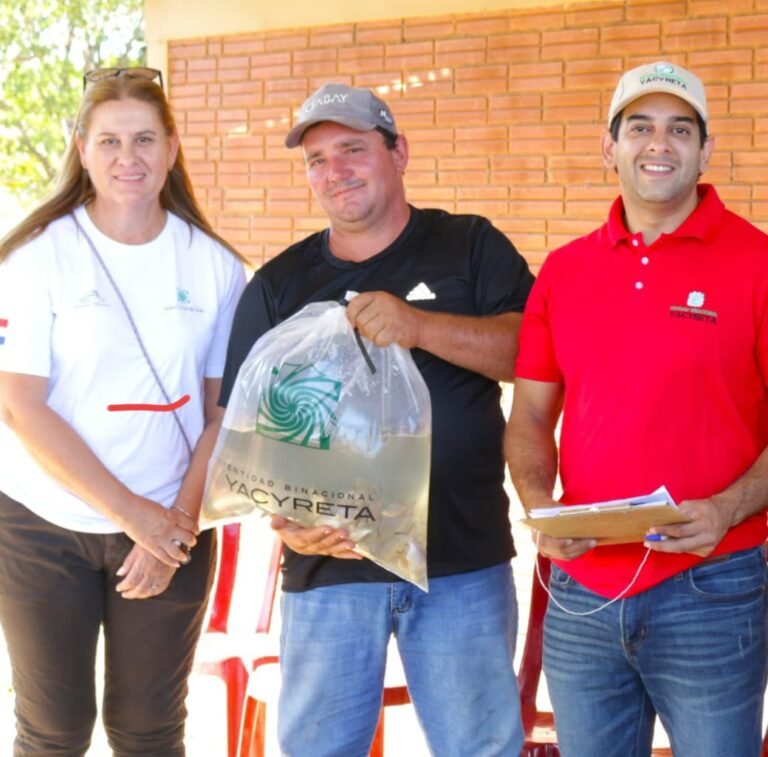 ENTIDAD BINACIONAL YACYRETÁ FORTALECE LA ECONOMÍA DE PEQUEÑOS PRODUCTORES DE ITAPÚA CON ENTREGA DE ALEVINES