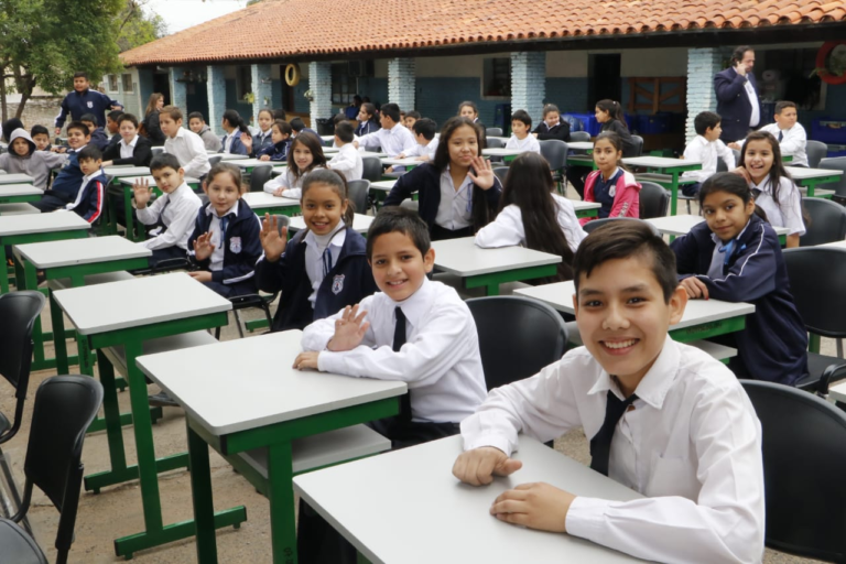 Desde el MEC instan a restringir el uso de celulares en las aulas y evitar tareas para la casa