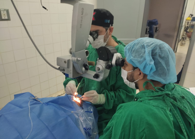 Realizan trasplante de córnea a paciente de 61 años en Oftalmología de Clínicas