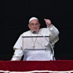 El estado de salud del papa Francisco sigue “mejorando”, según el Vaticano