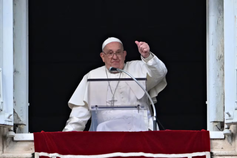 El estado de salud del papa Francisco sigue “mejorando”, según el Vaticano