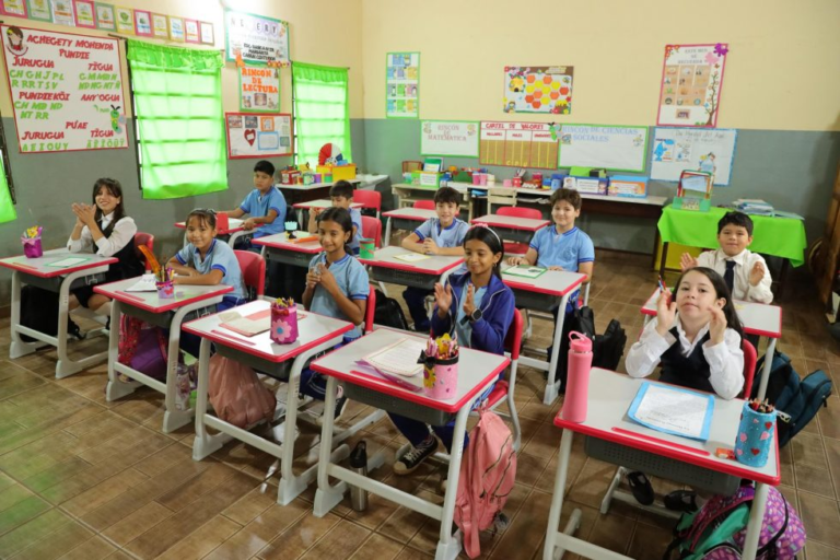 Gobierno inició entrega de 330 mil mobiliarios escolares