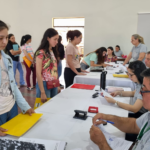 Universitarios presentan documentos para renovación de becas