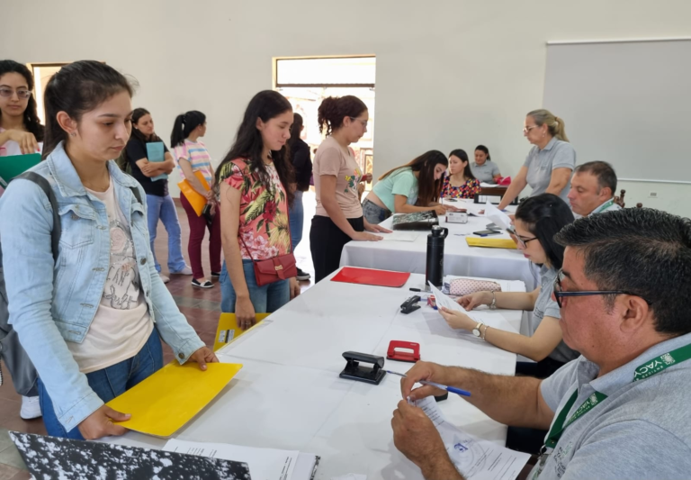 Universitarios presentan documentos para renovación de becas