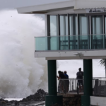 Inusual ciclón obliga a cerrar comercios, escuelas y el transporte en Australia