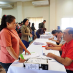 Reciben documentos para renovación de becas en Misiones
