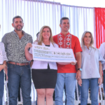 Paraguarí recibe equipos informáticos, libros y recursos financieros para mantenimiento escolar