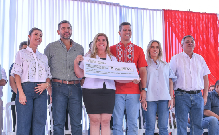 Paraguarí recibe equipos informáticos, libros y recursos financieros para mantenimiento escolar