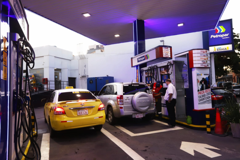 Gobierno anuncia reducción de precios en todos los combustibles de Petropar