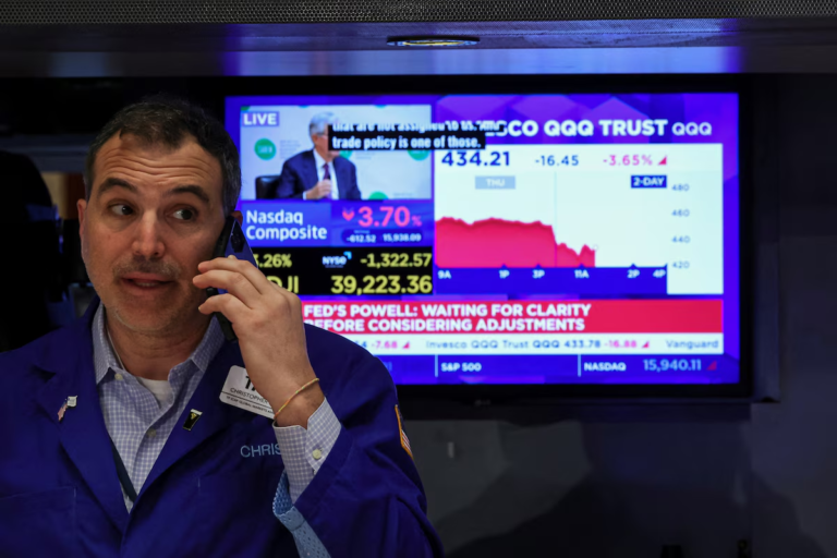 Wall Street volvió a caer con fuerza en medio de la incertidumbre por los aranceles: el Dow Jones perdió más de 2.200 puntos
