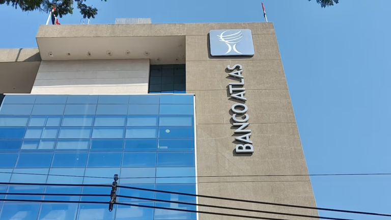 Banco de los Zuccolillo se expone a multimillonaria sanción por incumplimiento con itti
