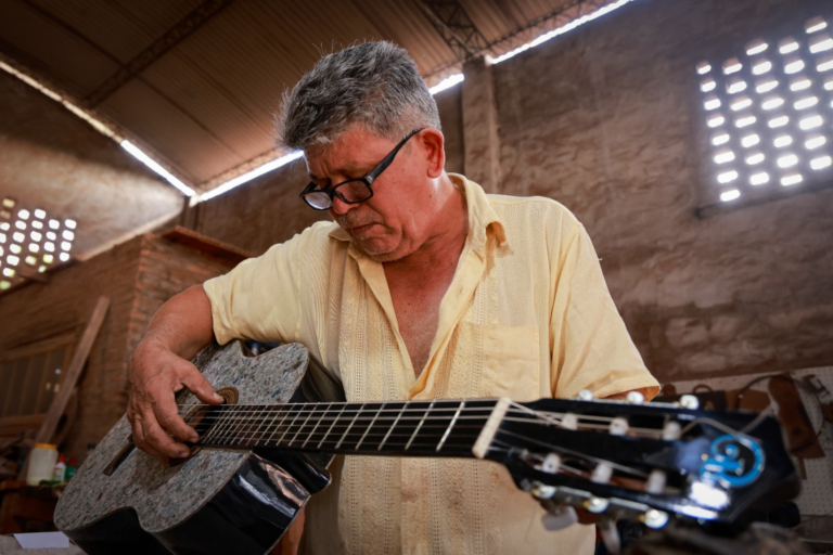 Empresa familiar de Luque exporta su eco guitarra a Nueva Zelanda